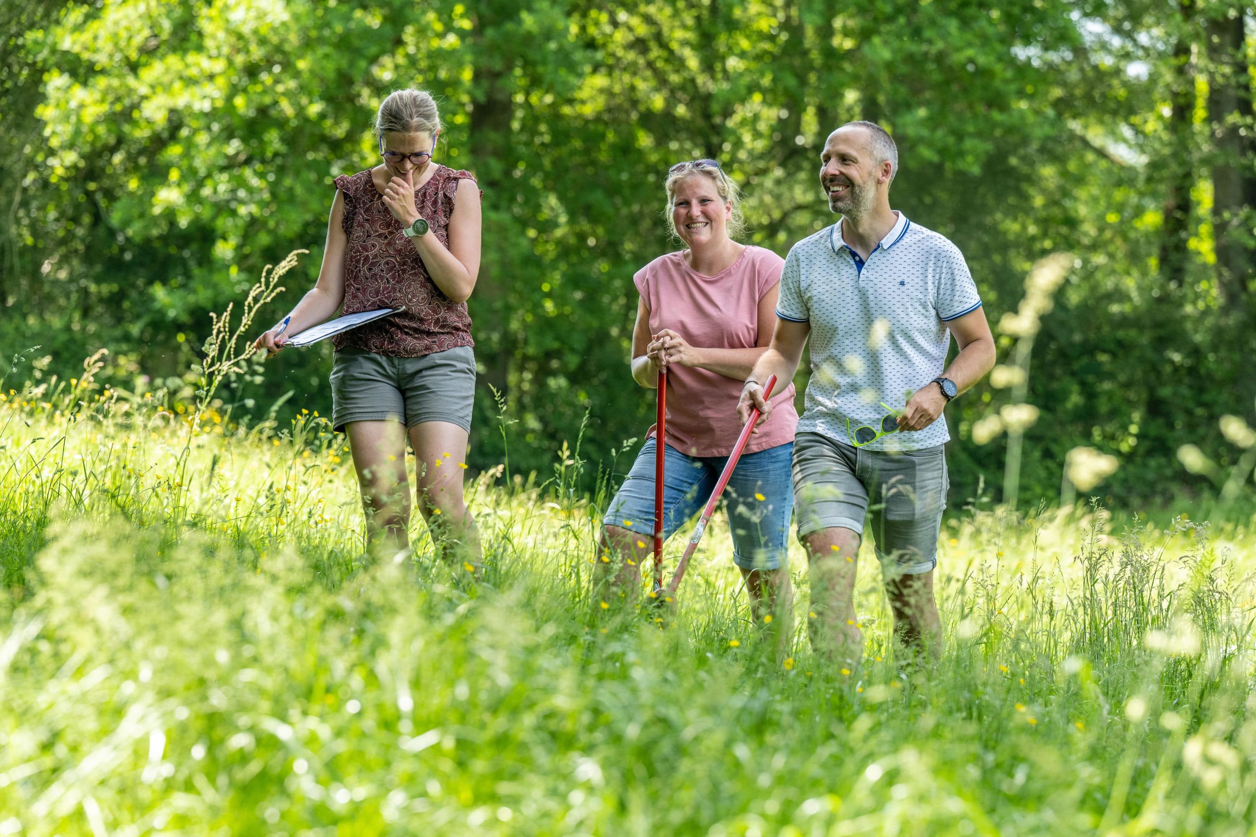 Joueurs sur le parcours de golffermier