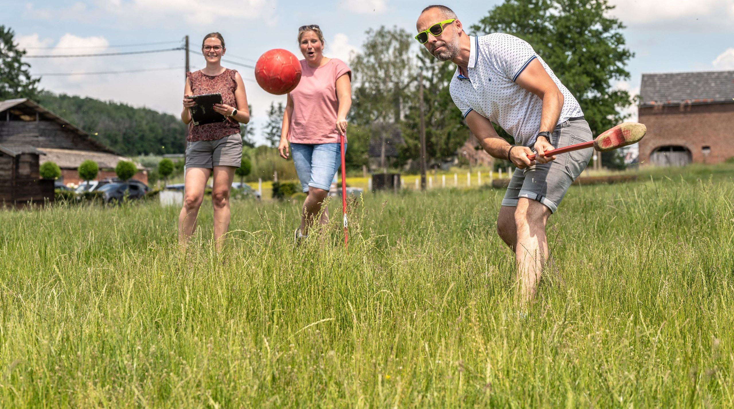 Partie de golffermier dans la prairie